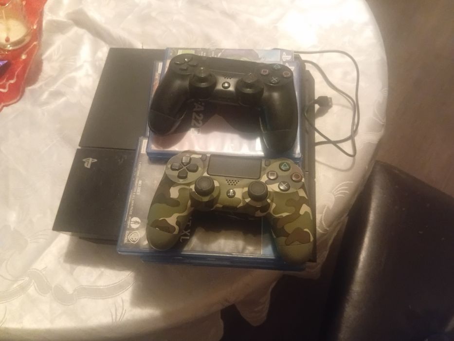 Vand ps4, are 6 jocurii si gta 5 in el, are 2 manete