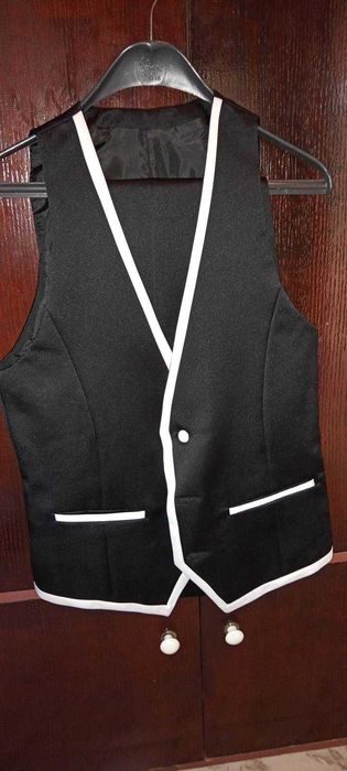 Продавам изгодно нов абитуриентски/младоженски/ костюм