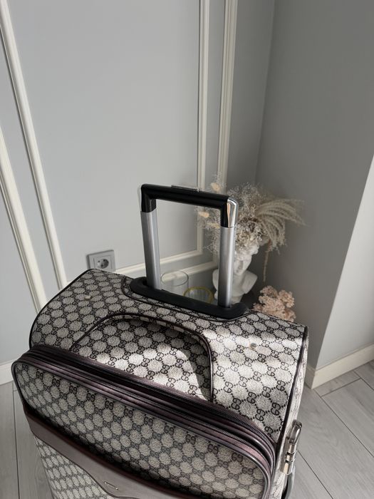 Чемодан размера М