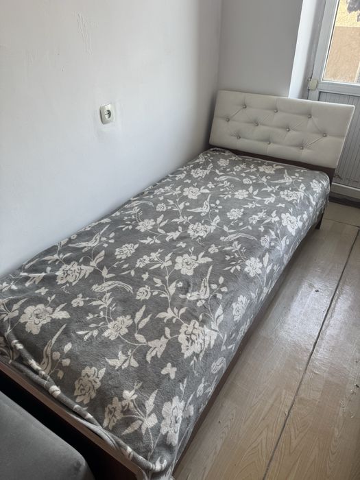 Кровать с матрасом в хорошем состояний