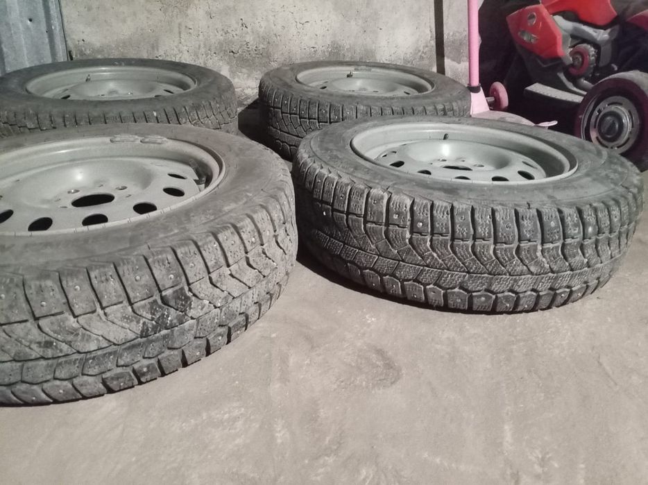 Продам зимние шины от лады