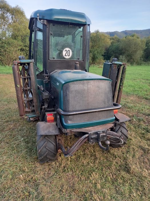 Tractoras tuns iarba gazon