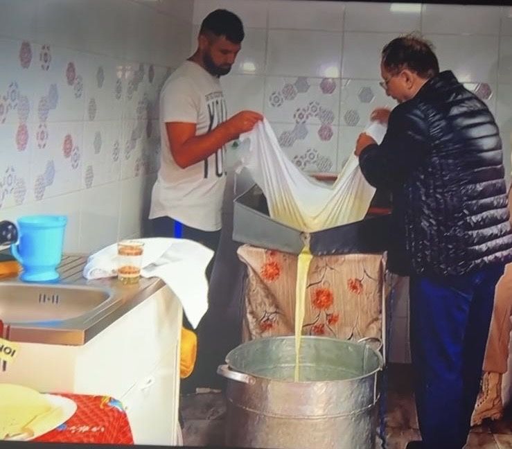 Lapte crud de măgărița!  !!!MULGEM IN PREZENTA DUMNEAVOASTRĂ!!!