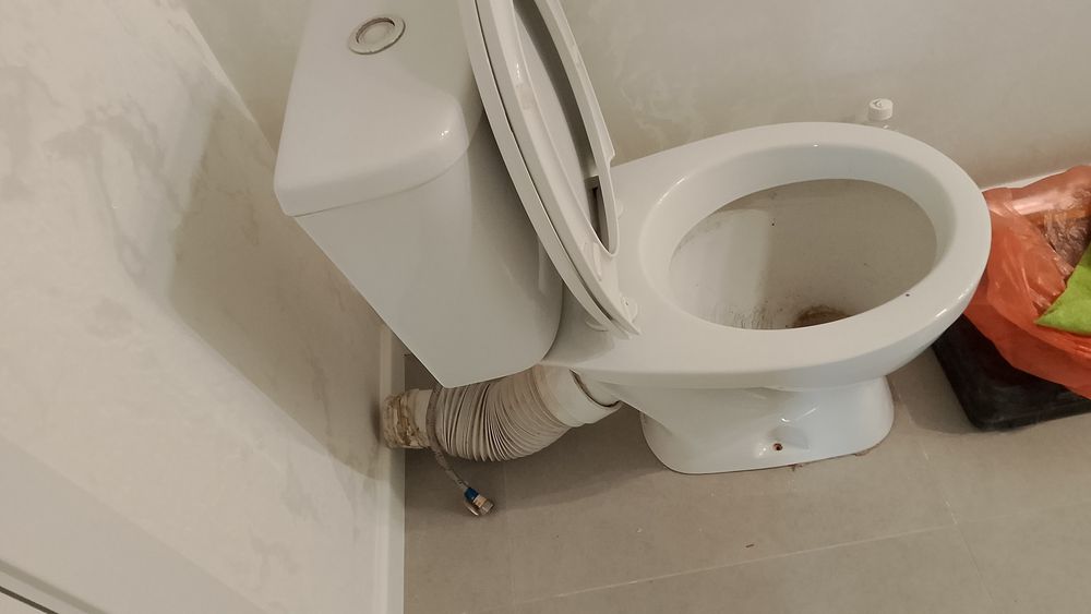 Продам унитаз с бачком