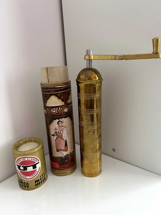 Винтидж ръчна кафемелачка Uzina Tirana