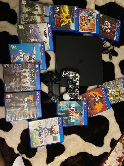PlayStation 4 Slim 500GB + 2 controllere + 11 jocuri – stare foarte bună