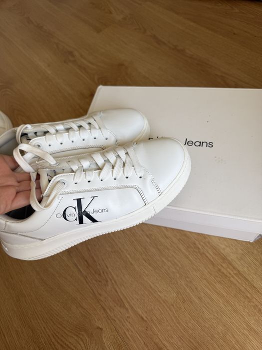 Оригинални бели кецове Calvin Klein Jeans с черно лого