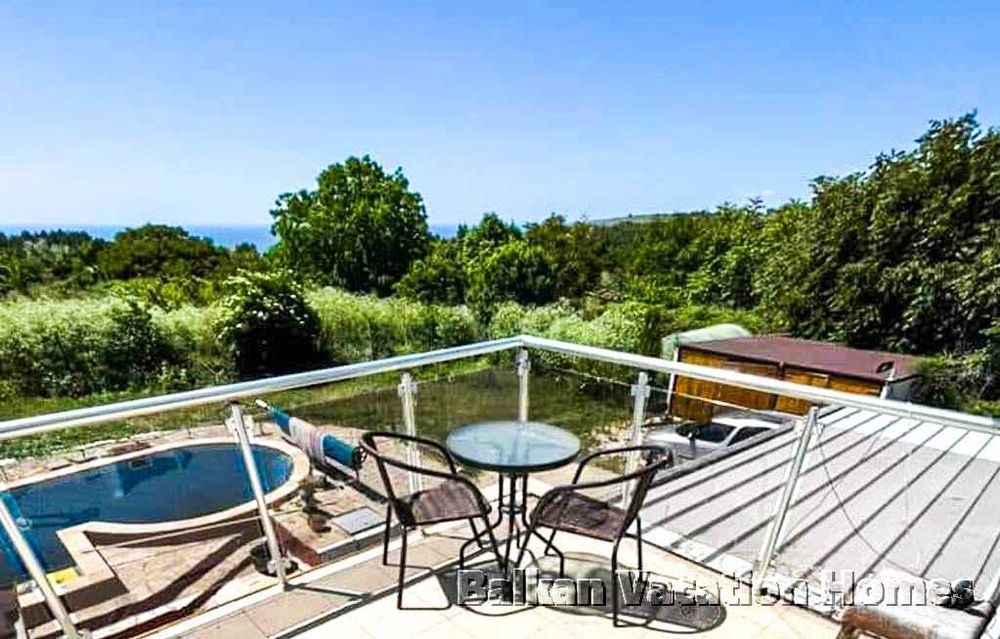 Триетажна къща с басейн и гледка море в Топола