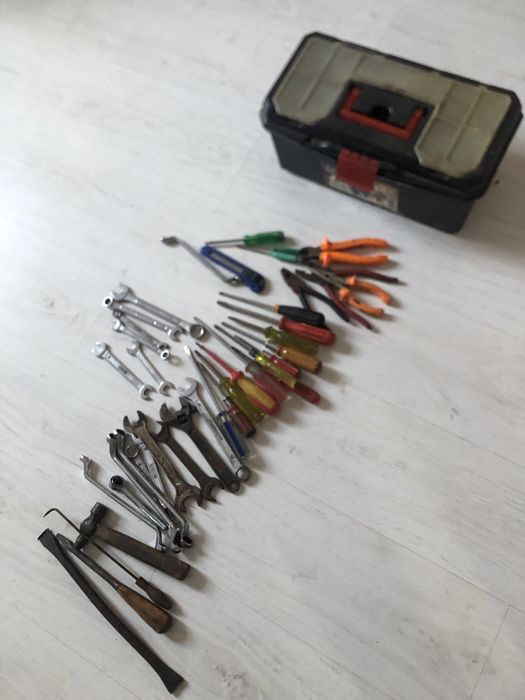 Куфарче с различни по вид инструменти