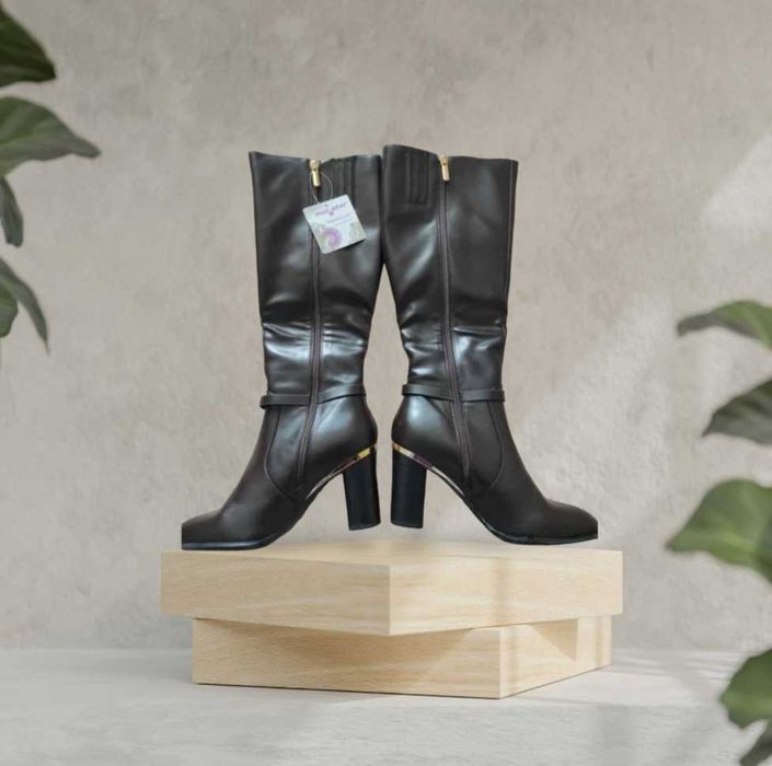 Нови дамски обувки ботуши