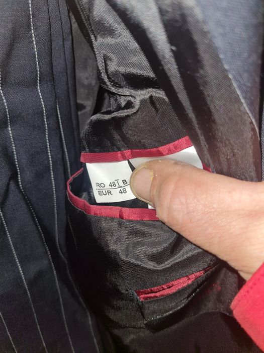 Vând 2 costume noi