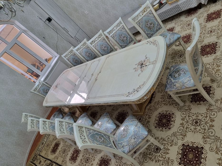 Комплект деревянного стола и стульев