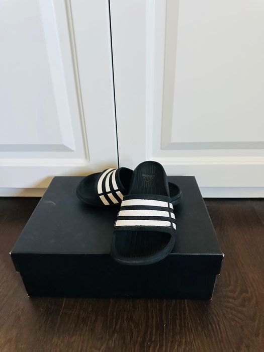 Papuci / slapi , de la firma adidas ,  pentru copii , numarul 28