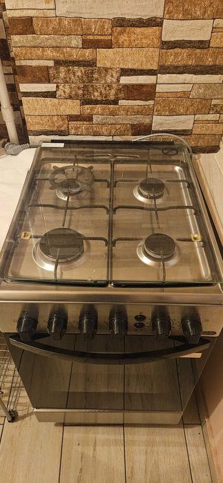 Vând aragaz inox Zanussi