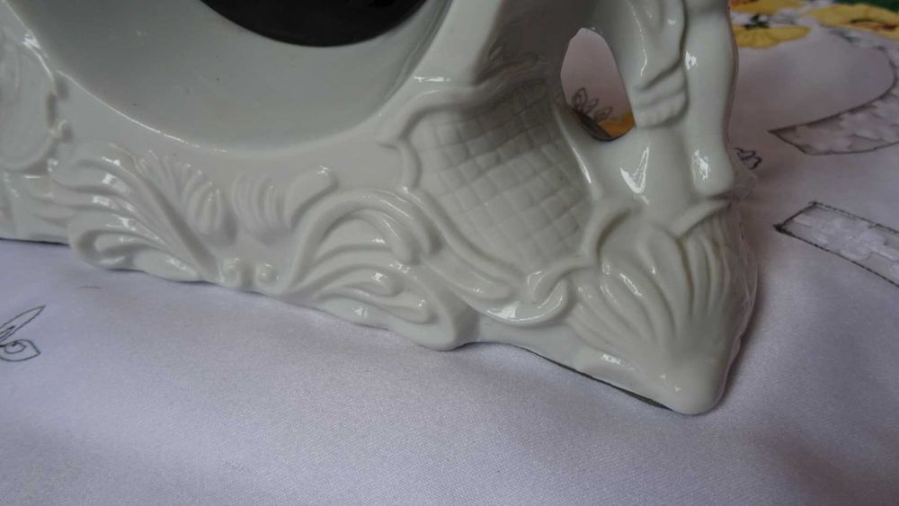 Порцеланов настолен часовник  с херувими и гълъби.