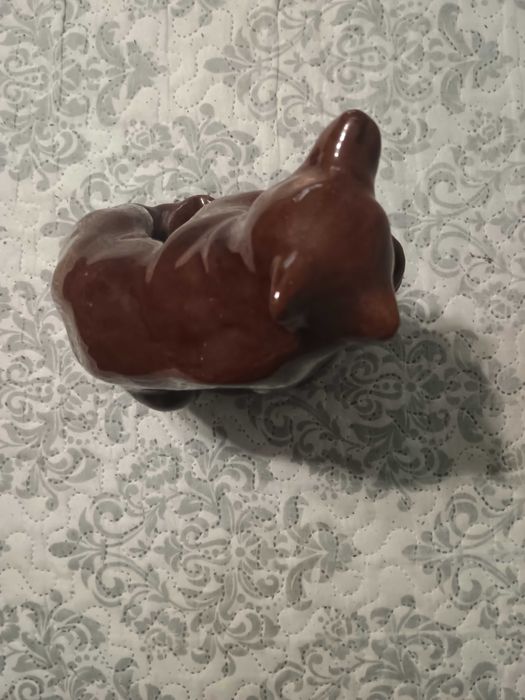 СОЦ статуетка „Мечок с котле“ – винтидж керамика, отлично състояние!