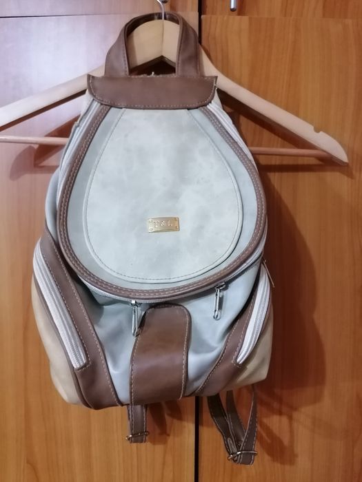 Vând genți de umăr plus rucsacuri. Preț 50-100 RON.