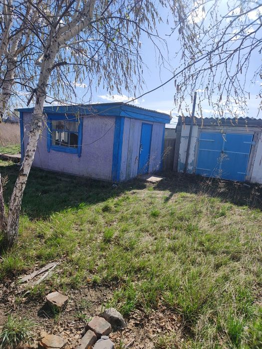 Үй де қора сатылады .