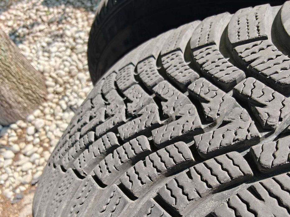 Set 4buc 255/40 225/45 R18 99W 85W XL Falken EuroWinter HS01 M+S iarna