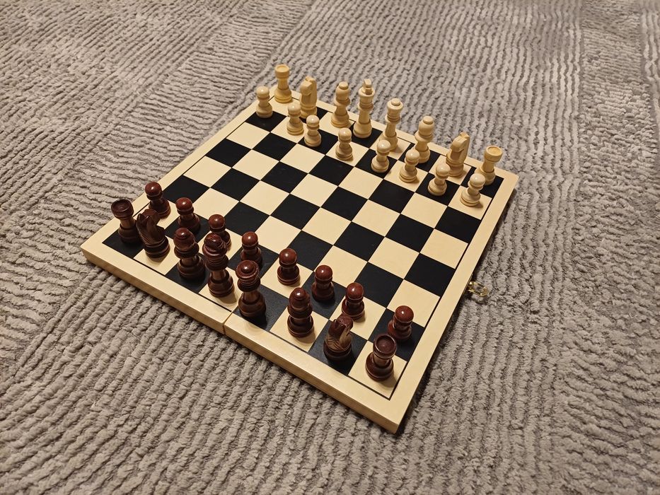 Продавам дървен шах