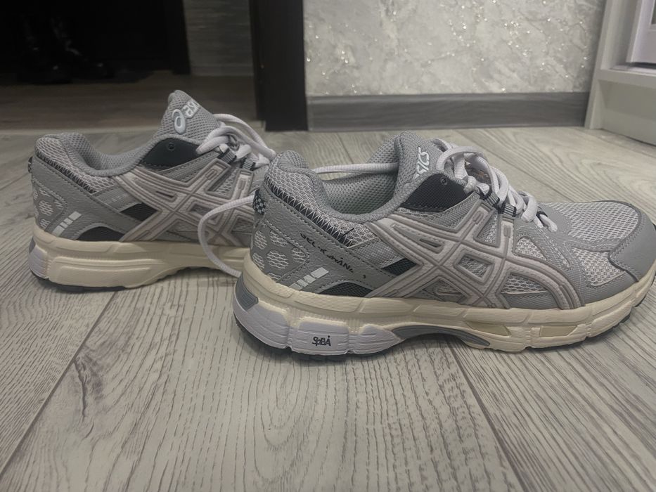 продам кроссовки asics