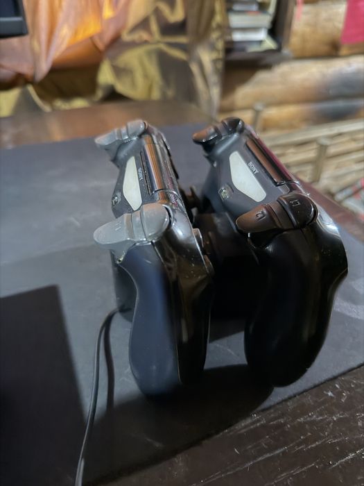 Playstation 4 + 2 джойстика, зарядна станция, игри