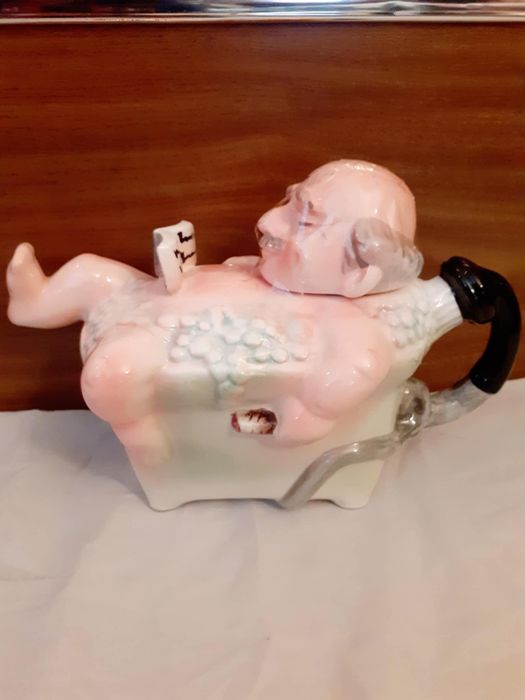 Два порцеланови чайника:"Слонче" и "В банята"