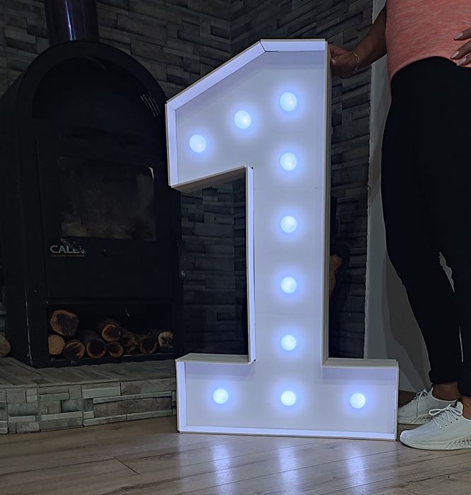 Vând sau inchiriez cifre luminoase, pentru majorat, zi nastere, petrec