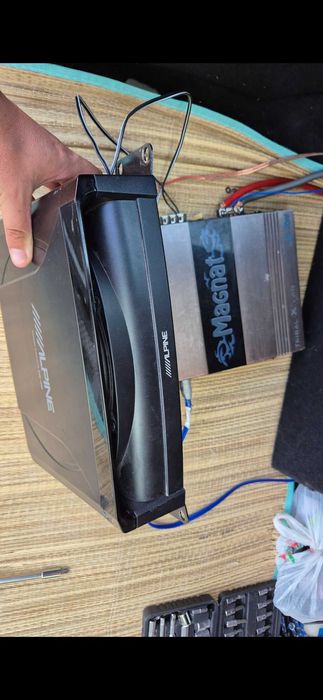 Vând sau Schimb subwoofer dimensiune redusă.