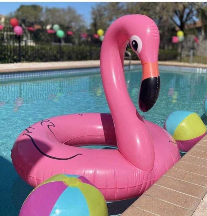 Vând colac  flamingo roz pentru plaja si saltea pentru apa