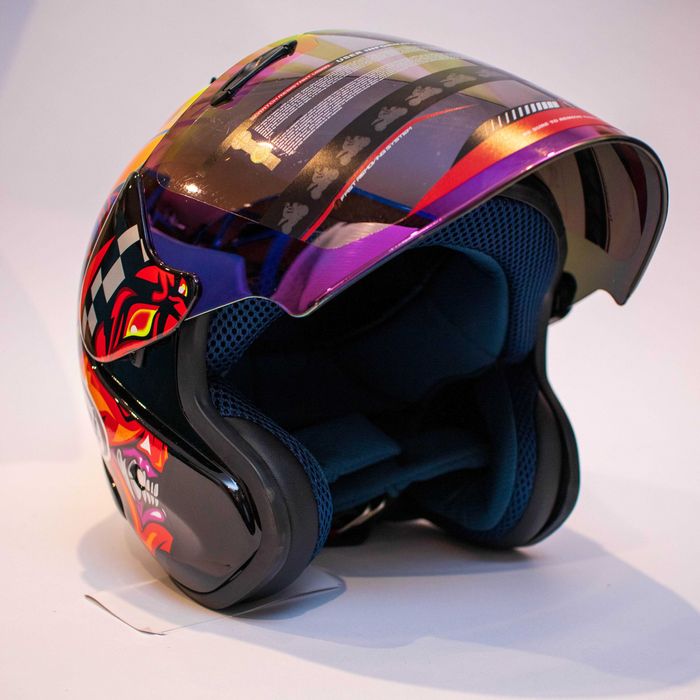 Каска за мотор пистов , скутер , ел. тротинетка др. ( Размер L 59-60 )