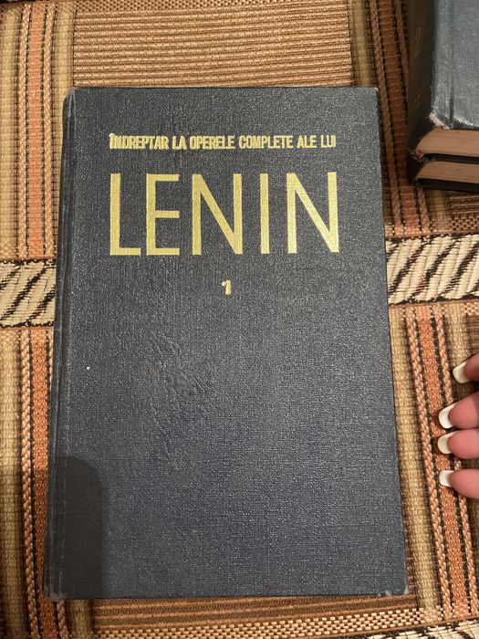 Trei volume din seria “Lenin”