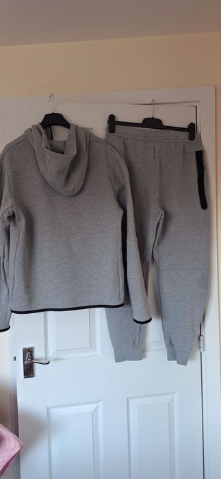 Nike оригинален tech fleece екип M размер