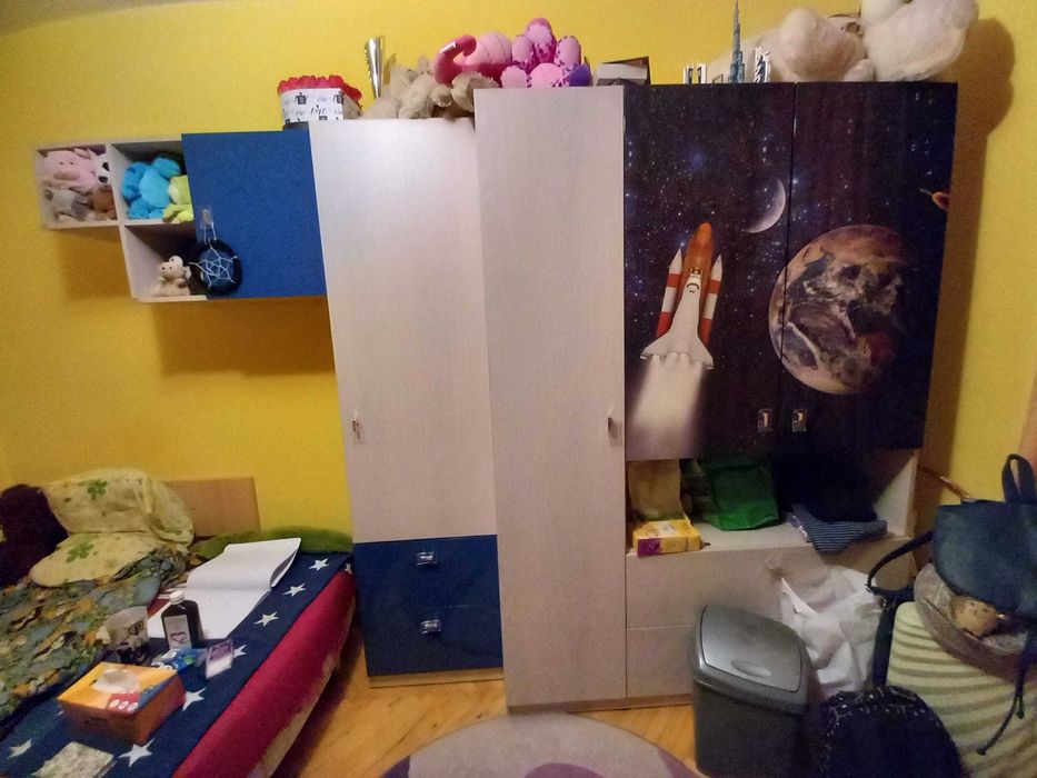 Dulapul mare, 3 uși, 2 sertare. Are spațiu pentru umerașe și rafturi.