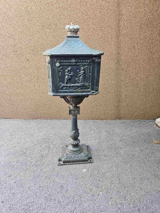 Шкаф в стил ретро стил с дърворезба