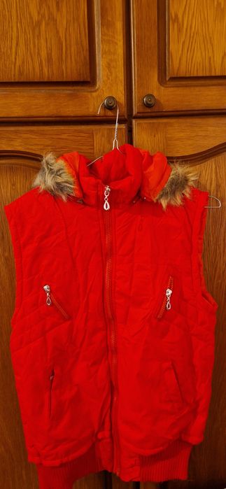 Vesta din material impermeabil cu blanita la capișon