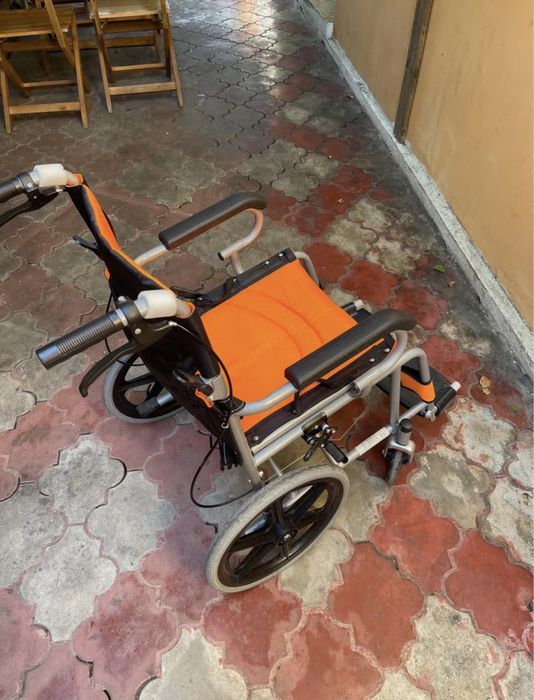 Cărucior cu rotile.  Ca nou