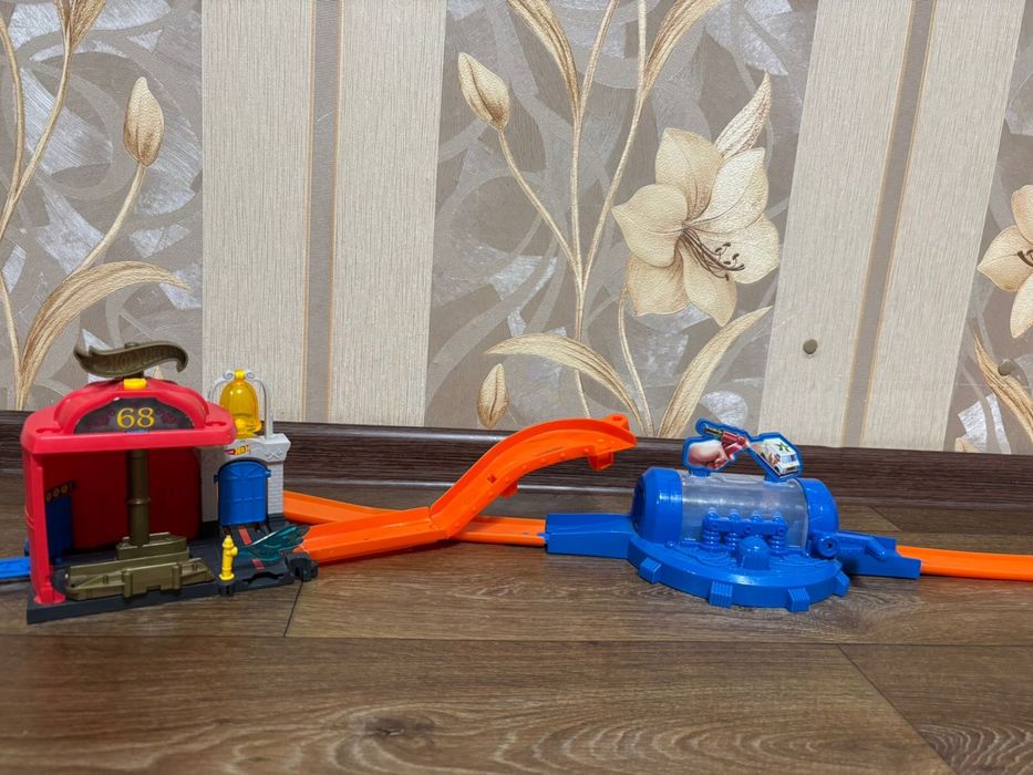 Набор игрушек Hot Wheels (заправка, трассы, машинки)