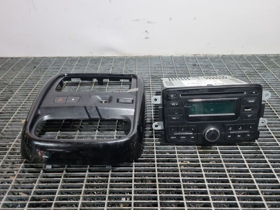 Cd player Dacia Duster 2010 - 2013 (1453) 281155216R