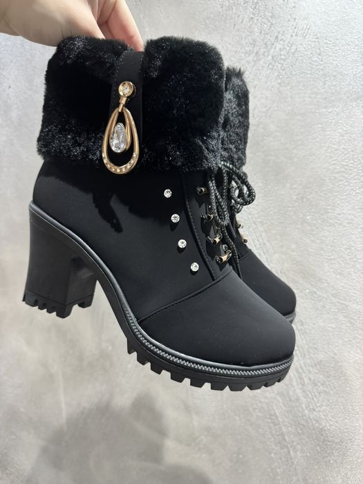 Кожени и велурени дамски боти