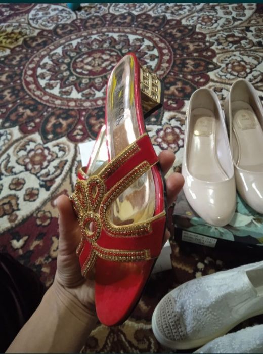 Yangi kelinlik oyoq kiyimlari sotaman bir marta kiyilgan holos arzon