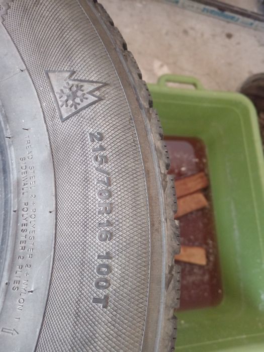 Vând anvelope iarna  215/70R16
