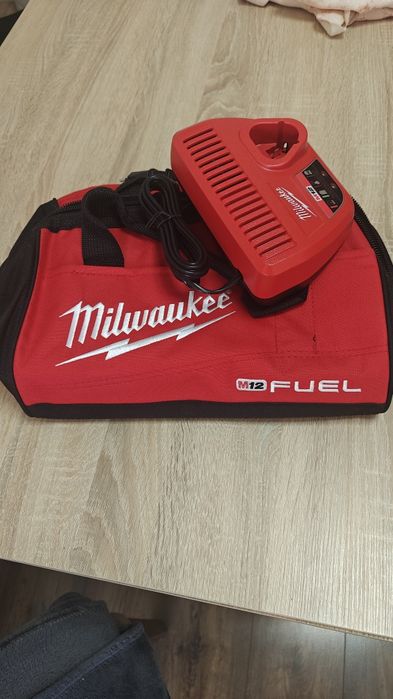 Geanti textile milwaukee plus încărcătoare