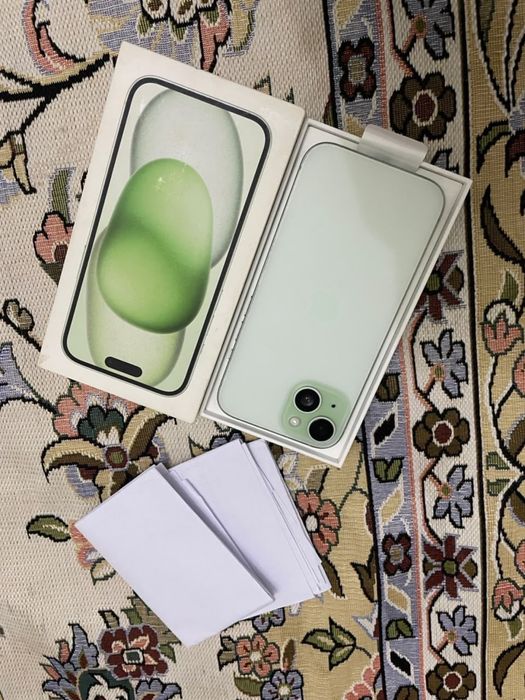 iPhone 15 с документами