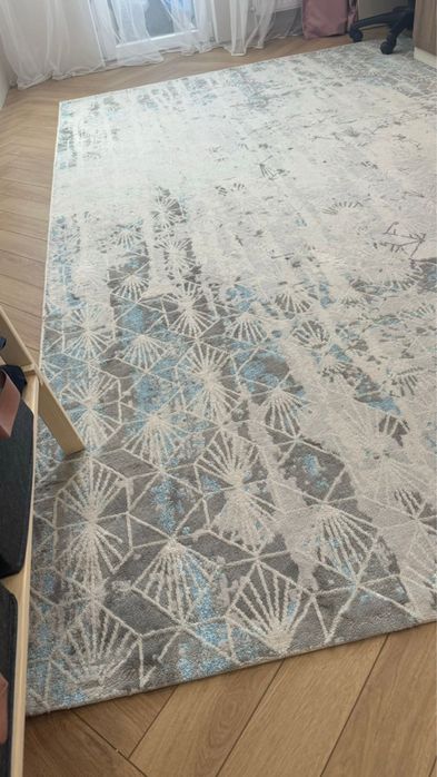 Ковер размером 2/3.