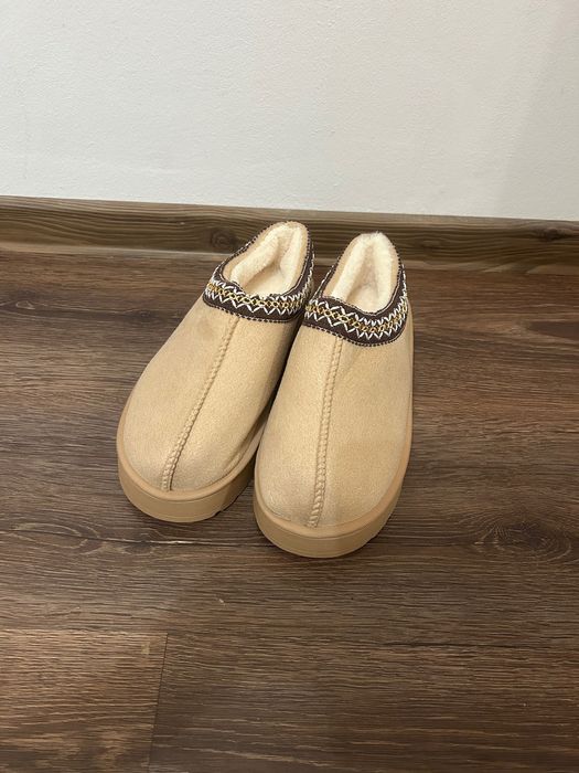 Vând papuci tip UGG