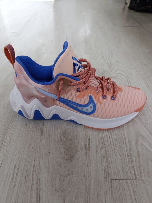 Vând Adidas Nike