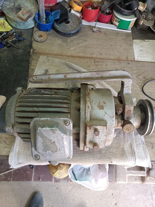 Продам электродвигатель от швейной машинки Зингер.