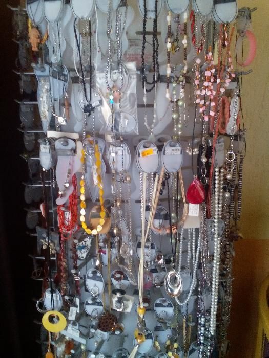 Бижута и въртящ стелаж за бижута