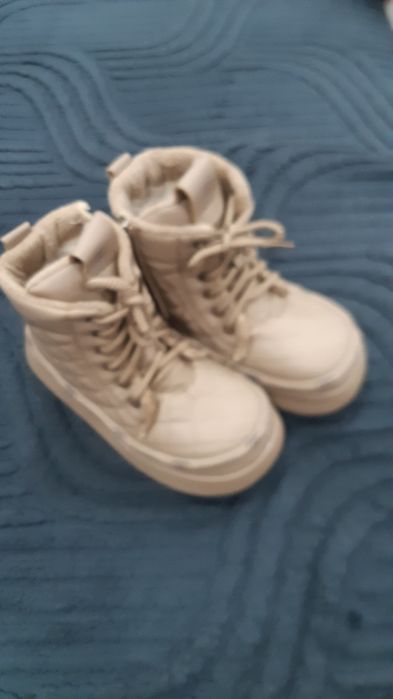 Продам  сапожки для девочек.